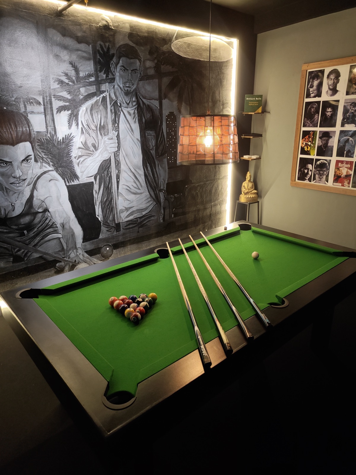 Club Exotism 8 ball pool table with cue sticks